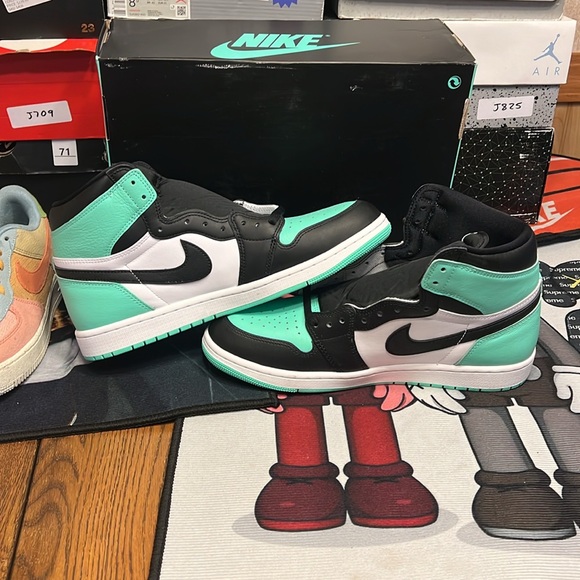 DS Jordan 1 Green Glow 11.5 - Picture 3 of 3